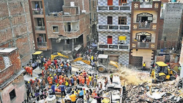 مقتل وإصابة 22 شخصًا إثر انهيار مبنى في نيودلهي