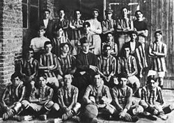 فريق سان لورينزو المبكر مع الأب لورينزو ماسا، حوالي عام  1908