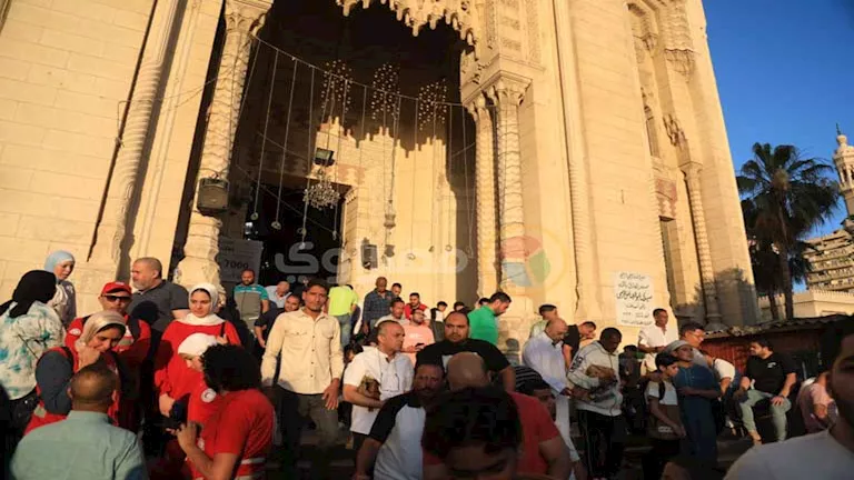المئات يؤدون صلاة العيد بساحة “المرسي أبو العباس” بالإسكندرية (صور)