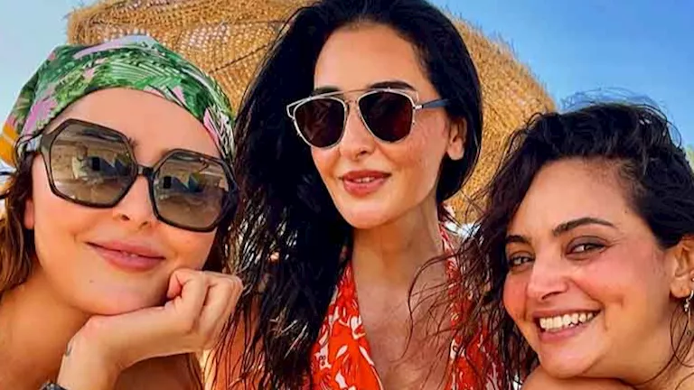 بإطلالة جريئة.. عائشة بن أحمد تستمتع بإجازة الصيف مع صديقاتها (صور)