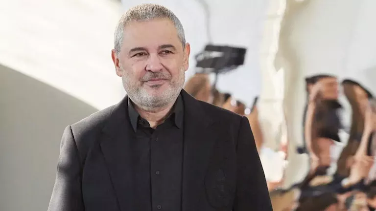 “بالرغم من شهرته”.. لماذا ترفض والدة إيلي صعب ارتداء تصاميمه؟