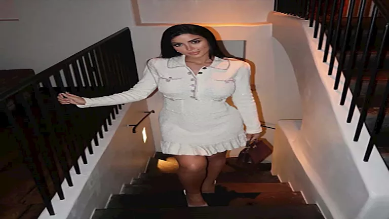 “جاذبية اللون الأبيض”.. كارولين عزمي بفستان قصير جذاب