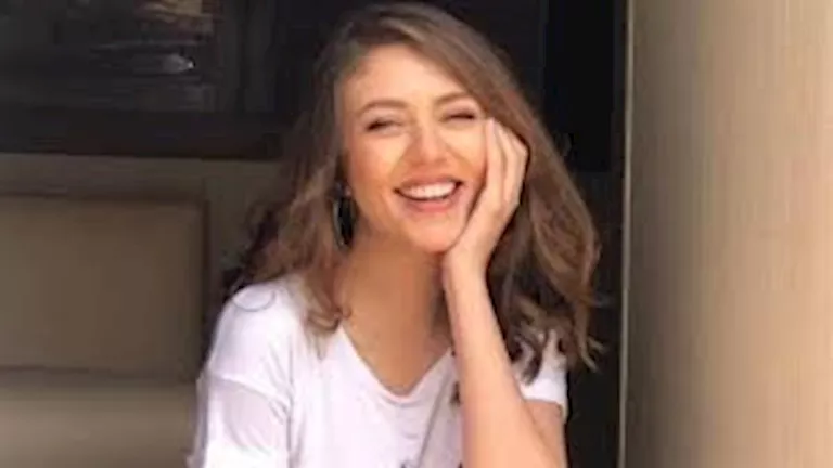 رحمة حسن تتألق بالأحمر الناري.. كيف نسقت إطلالتها؟