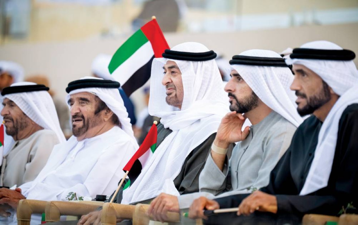  رئيس الدولة خلال متابعة الفعاليات بحضور حمدان بن محمد وسيف وسرور بن محمد ونهيان بن زايد 