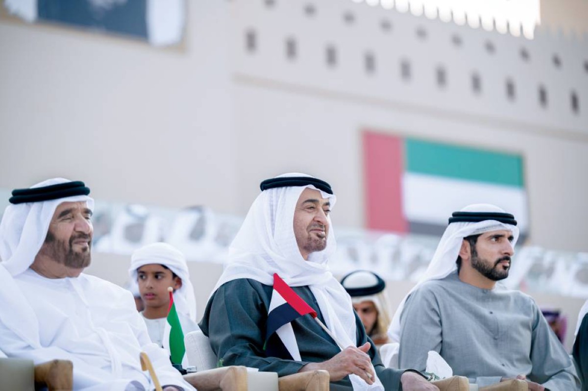  رئيس الدولة خلال متابعة فعاليات مسيرة الاتحاد بحضور حمدان بن محمد وسيف بن محمد آل نهيان 