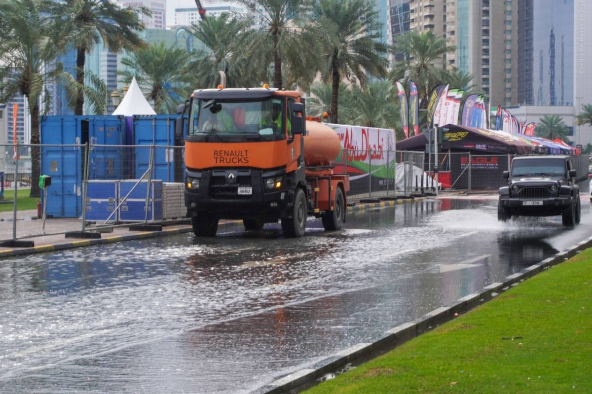 جهود كبيرة لسحب مياه الأمطار في الشارقة |