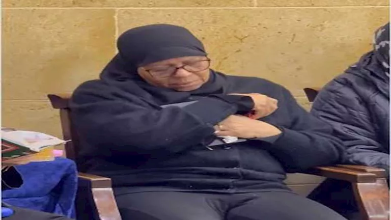 “حاضنة المصحف” والدة الاستايلست ريهام عاصم تنهار بالبكاء في عزاء ابنته
