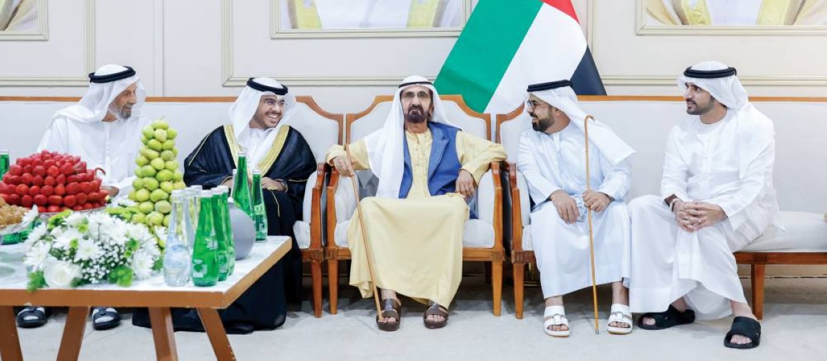 محمد بن راشد مهنئاً العريس بحضور حمدان بن محمد