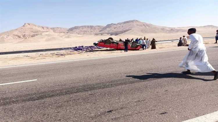 مصرع مهندس وإصابة سائق وعامل في انقلاب سيارة على صحراوي المنيا