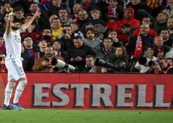 تقارير: بنزيما لعب مباراة ريال مدريد مع فاييكانو مصابًا
