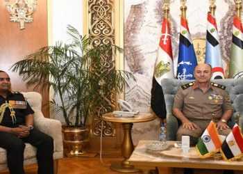 رئيس أركان القوات المسلحة يبحث مع قائد الجيش الهندي دعم علاقات التعاون العسكري