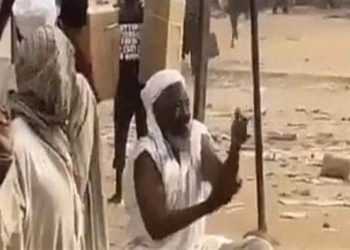 فيديو مؤثر.. رد فعل غير متوقع من رجل أثناء عمليات السرقة في السودان