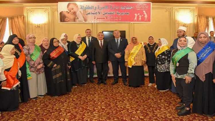 عصر المرأة الذهبي.. محافظ الإسكندرية يكرم الأمهات المثاليات: نبع الحياة – صور
