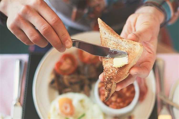 احذر.. تناول الإفطار بعد هذه الساعة يزيد من خطر الإصابة بالسكر