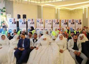 محافظ المنيا يشارك فرحة 50 عريسًا وعروس (صور)