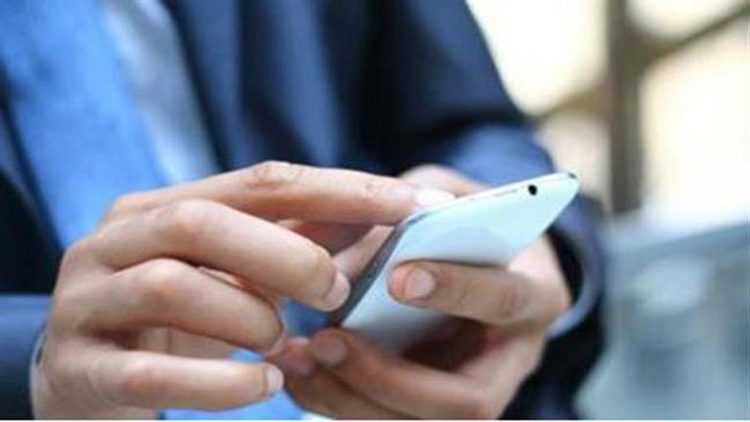هذا ما يحدث لك عند وضع النقود في غطاء الهاتف