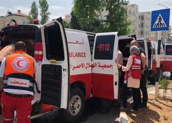 دبابات الاحتلال تحاصر مستشفى القدس في غزة وتطلق النار على من بالداخل