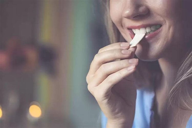 ما هي فوائد وأضرار مضغ العلكة ؟