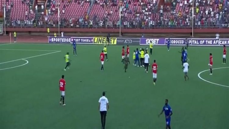 الجماهير تقتحم ملعب مصر وسيراليون لاحتضان صلاح وزملائه يقومون بحمايته.. فيديو