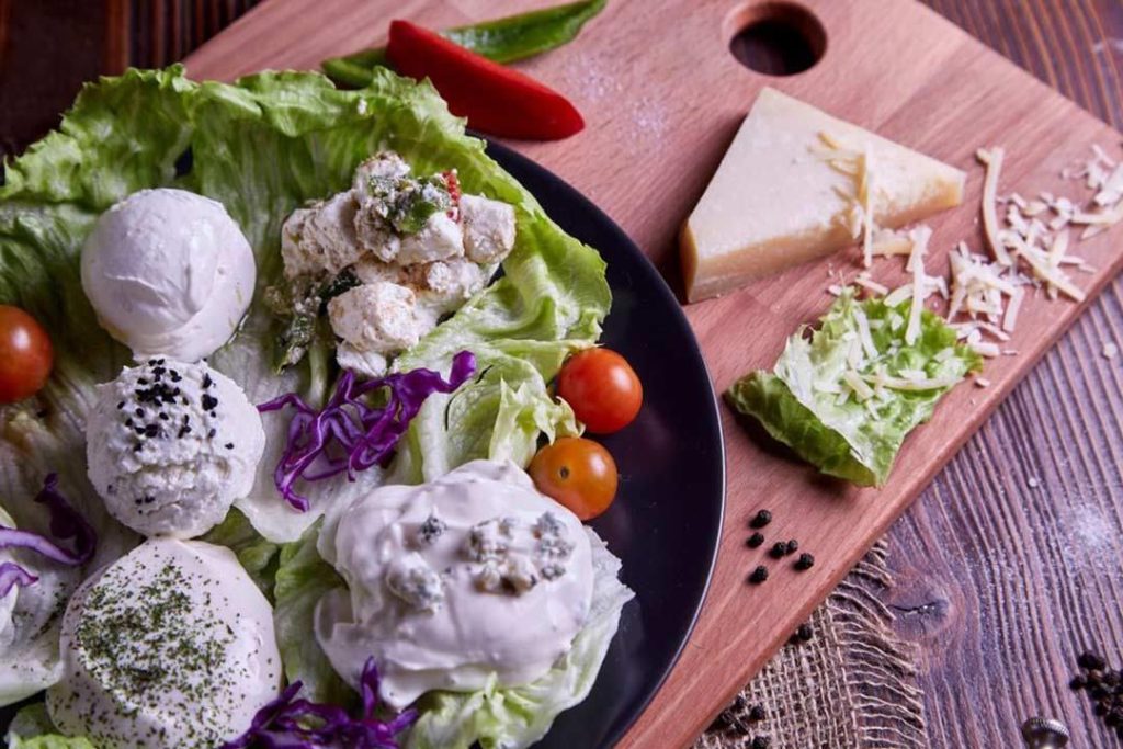 ماذا يحدث للجسم عند تناول قطعة من “الجبن القريش” كل صباح؟