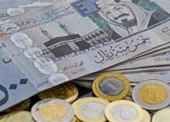 لماذا لم يتراجع سعر الريال السعودي بالسوق السوداء رغم هبوط الدولار؟