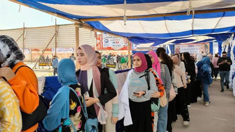 بالصور- طوابير طلاب جامعة الملك سلمان أمام لجنة المغتربين برأس سدر