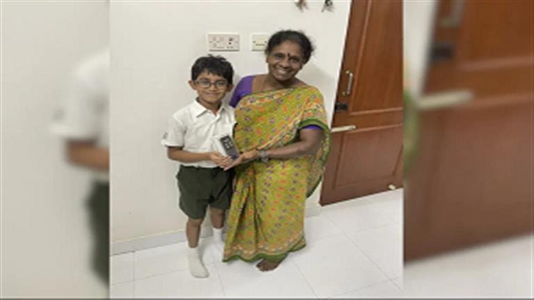 قصة مؤثرة.. لن تتوقع ما فعله طفل مع عاملة بمنزله – هذا ما حدث