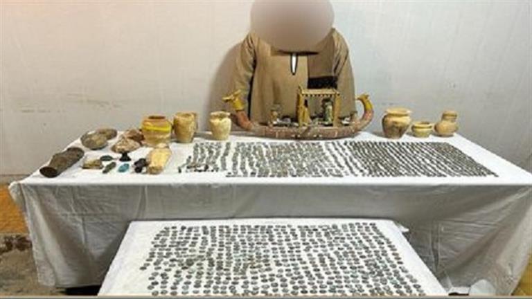 مركب فرعوني.. ضبط 1833 قطعة أثرية داخل منزل في المنيا – صور