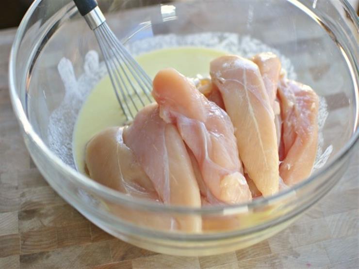 لن تصدق.. ماذا يحدث لجسمك عند تناول جلد الفراخ؟