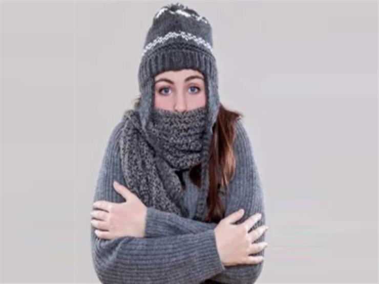 4 أسباب لن تتوقعها.. لماذا يشعر بعض الأشخاص بالبرودة أكثر من غيرهم؟