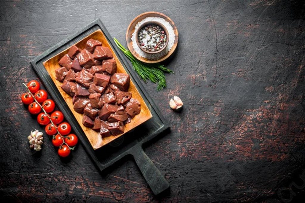 ماذا يحدث للجسم عند تناول الكبدة نيئة؟.. “اوعى تقلد أحمد العوضي”