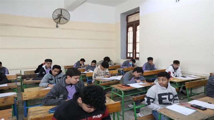 غش إلكتروني في امتحان الشهادة الإعدادية بالبحيرة.. وقرار عاجل من التعليم