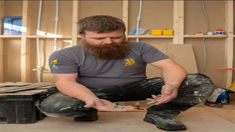 سباك يكتشف مفاجأة صادمة أثناء حفره أرضية حمام- ماذا وجد؟