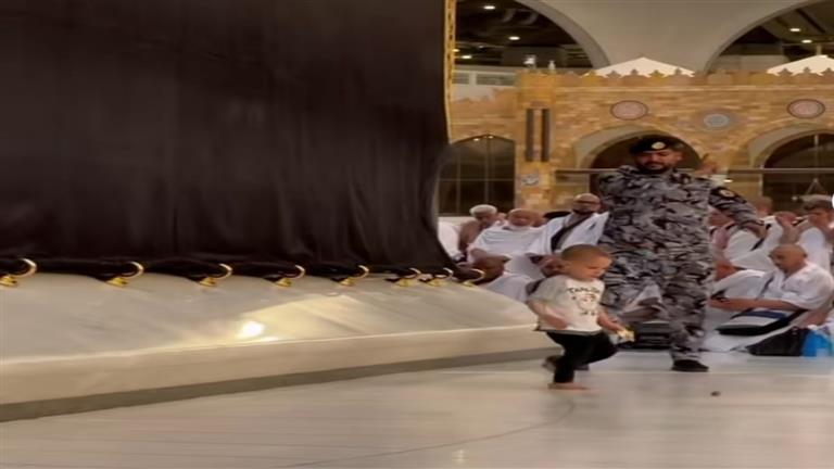 شاهد.. لن تتوقع ما فعله حارس بالحرم المكي عند اقتراب طفل من “الكعبة”