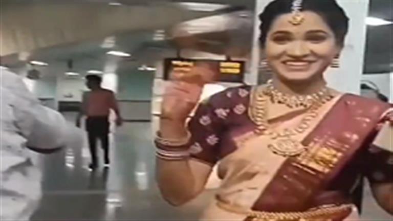 عروس بفستان الفرح تثير الجدل بتواجدها في المترو.. لن تتخيل السبب “فيديو”