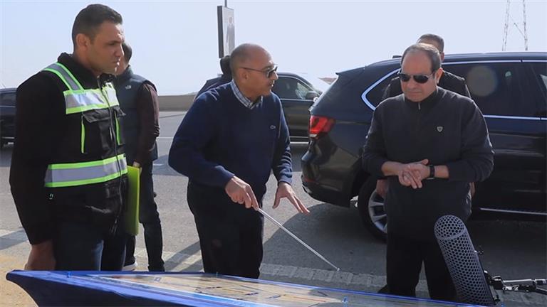 بالفيديو.. الرئيس السيسي يتفقد مشروعات الطرق والمحاور في القاهرة الجديدة