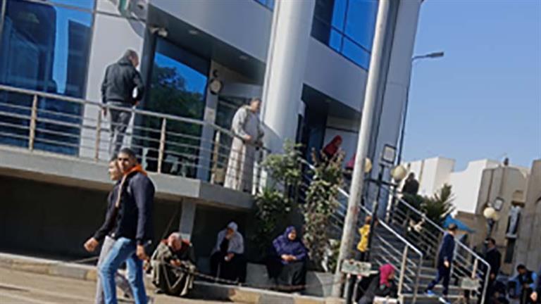 بالفيديو والصور- توافد المواطنين على بنكي الأهلي ومصر بالمنوفية لشراء شهادات الادخار الجديدة