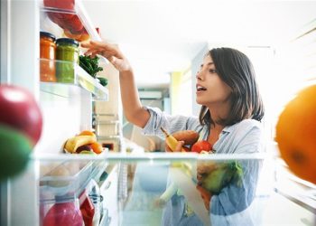 احترس.. أطعمة تصبح خطيرة عند حفظها في الثلاجة