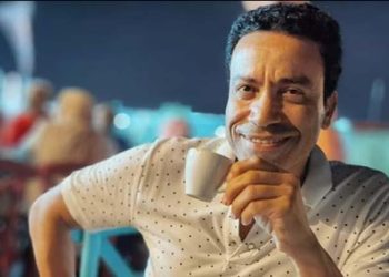 بالتزامن مع عيد الحب سامح حسين ينشر صورة بصحبة زوجته.. كيف تفاعل معها الجمهور؟