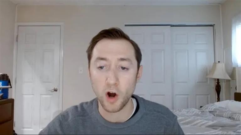 وثق الحادث على يوتيوب.. لن تتوقع ما فعله رجل بـ رأس والده بعد قتله