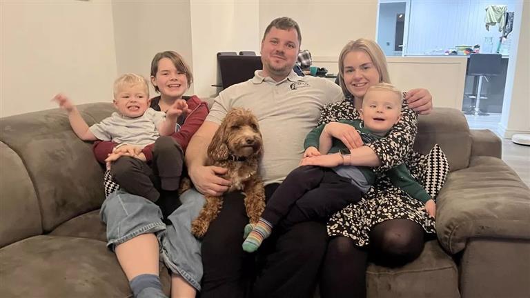 رجل يتقاضى راتبا شهريا من زوجته.. لن تصدق السبب الصادم