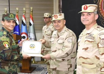رئيس أركان حرب القوات المسلحة يكرم عددا من المتميزين من أبناء القوات المسلحة