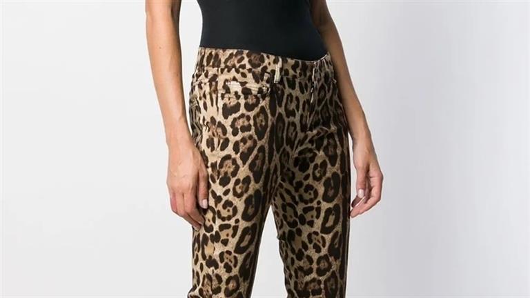 الجينز بطبعة جلد النمر يتربع على عرض الموضة النسائية في 2024