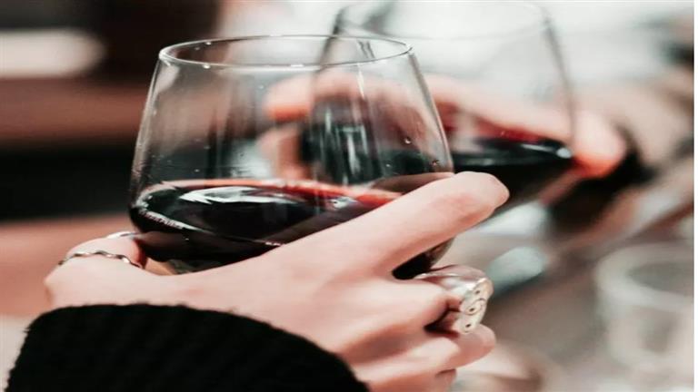 امرأة تشرب لتر دم يوميا.. والسبب صادم وغير متوقع