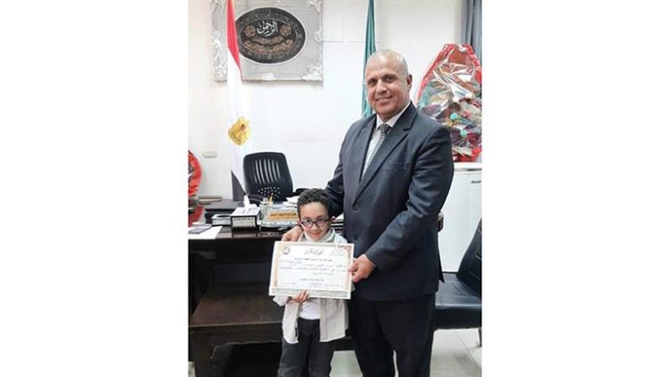 تنفيذا لتعليمات الوزير.. “تعليم الشرقية” يكرم طالب بمرحلة رياض الأطفال