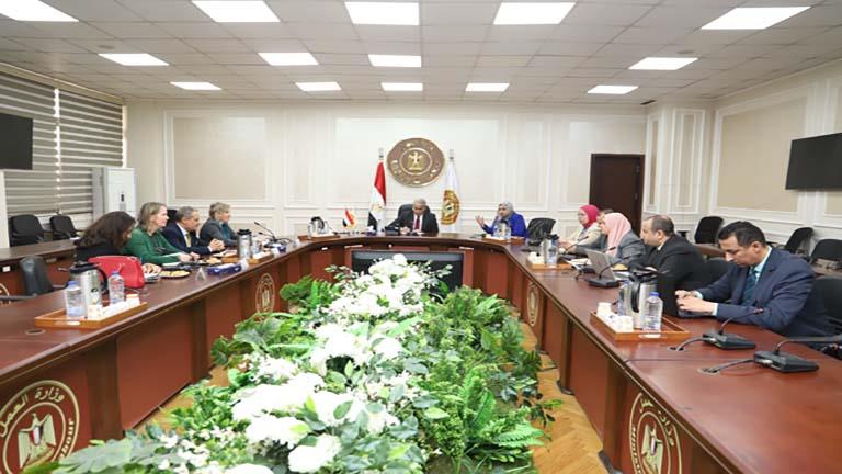 “العمل” تبحث التعاون مع الاتحاد الأوروبي في عدة مجالات