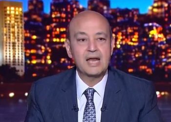 عمرو أديب مع نجم الأهلي: الحمد لله انه مبيلعبش النهارده