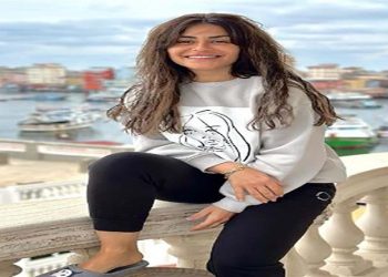 بـ”شورت قصير”.. منة فضالي تتجول بشوارع مدريد (صور)