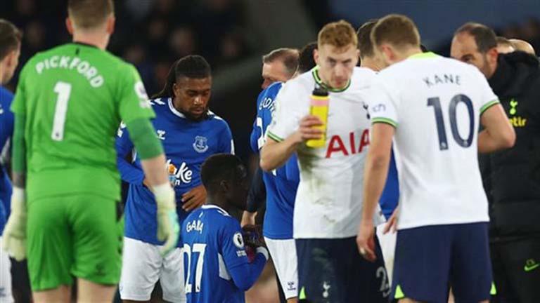 “سجل بعدها بست دقائق”.. لاعبون ادعوا الإصابة لإفطار المسلمين في الفريق