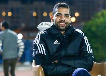 مؤمن زكريا يؤدي صلاة العصر خلال مباراة الاتحاد وسموحة (صور)